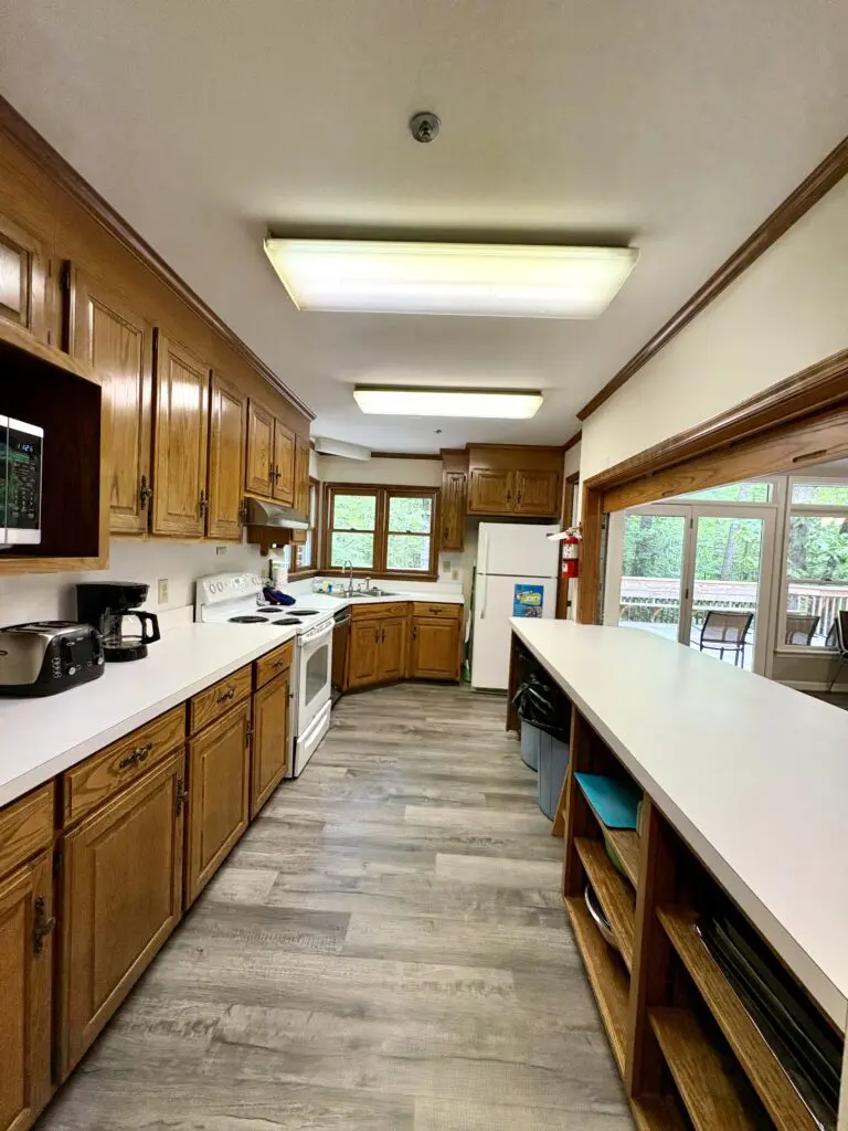 Lodging &Amp; Accommodations 16 The Holly Cottage'S Kitchenette And Dining Room At Williamsburg Christian Retreat Center